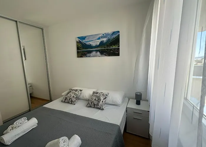 아파트 Sunlight - Free Parking & Balcony 자다르